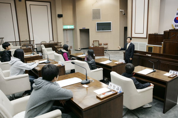 금오초등학교 학생일행 의회 방문