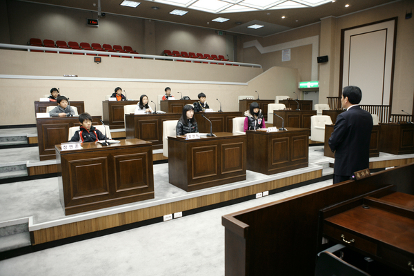 금오초등학교 학생일행 의회 방문