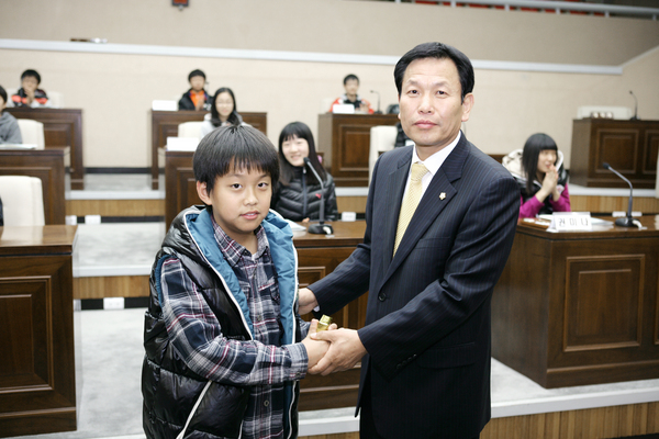 금오초등학교 학생일행 의회 방문