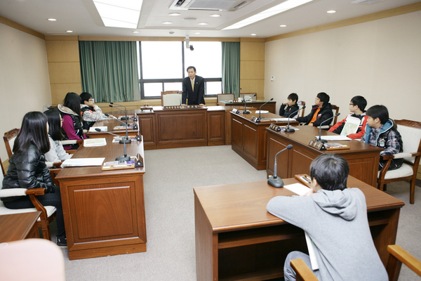 금오초등학교 학생일행 의회 방문