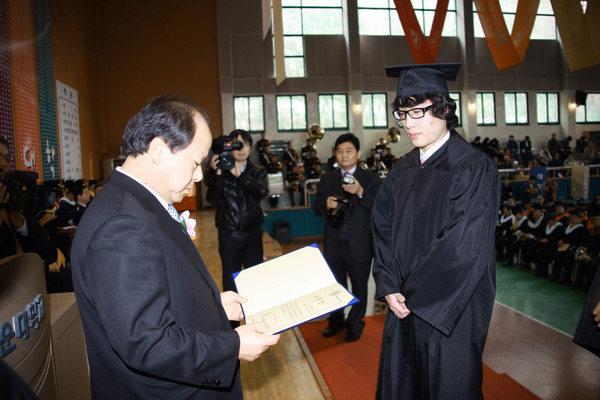 2009학년도 경운대학교 학위수여식 참석