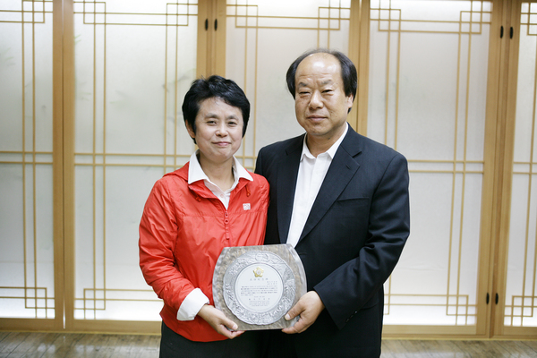 박순이 의원 재임기념패 전달