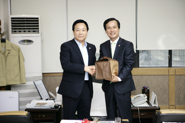 김천시의회 의장 일행 의회 방문