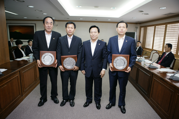 공로패 전달
