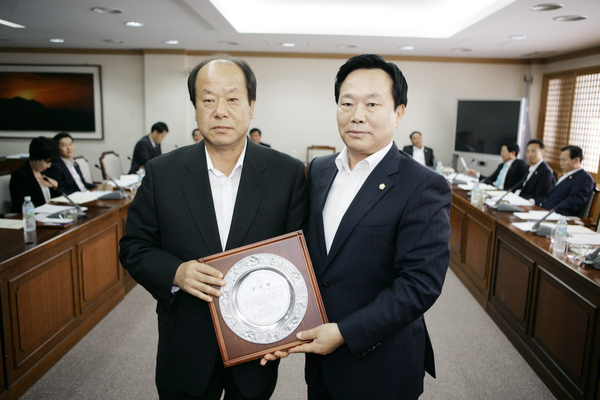 공로패 전달