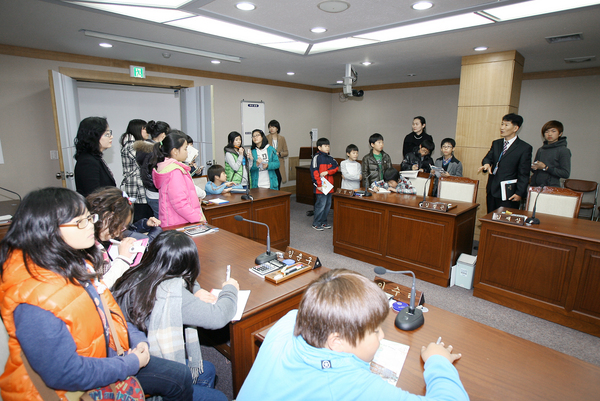 왕산초등학교 학생회장단 일행 의회 방문