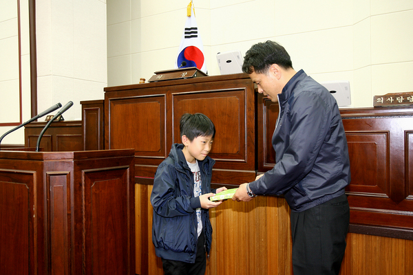산동, 장천 초등학생 의회 견학