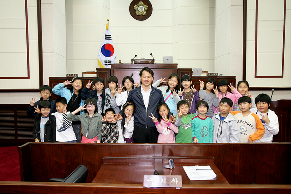 산동, 장천 초등학생 의회 견학