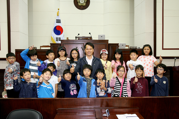 산동, 장천 초등학생 의회 견학