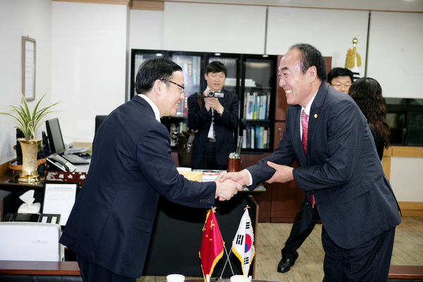 중국 광안시장 일행 의회 방문