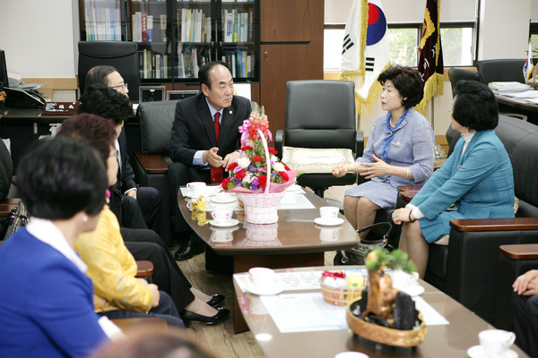 구미시여성단체협의회 일행 의장실 방문