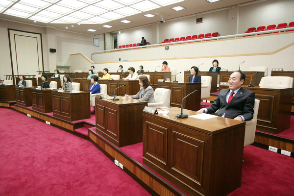 구미시여성단체협의회 일행 의회 방문