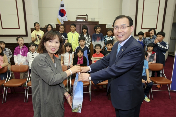도량동 새마을문고 어린이 의회 견학