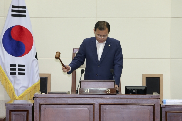 제213회 임시회 제2차 본회의시 김익수 의장 회의주재