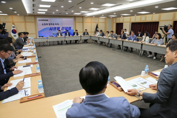 구미시의회 의원들과 장세용 구미시장 간담회