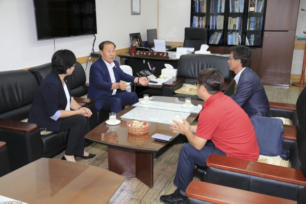구미경찰서 자율방범연합회장 일행 의회 방문