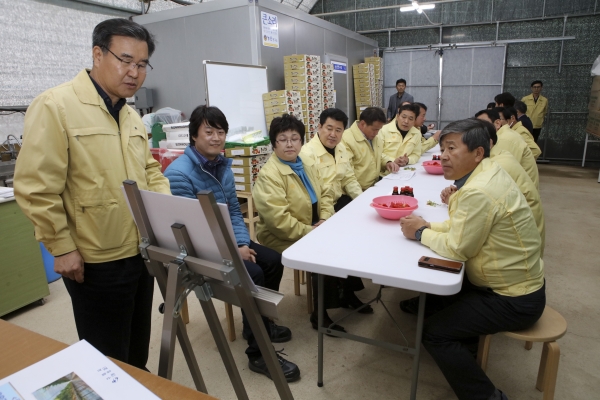 제229회 임시회 산업건설위원회 딸기 고설재배 농가 현장방문