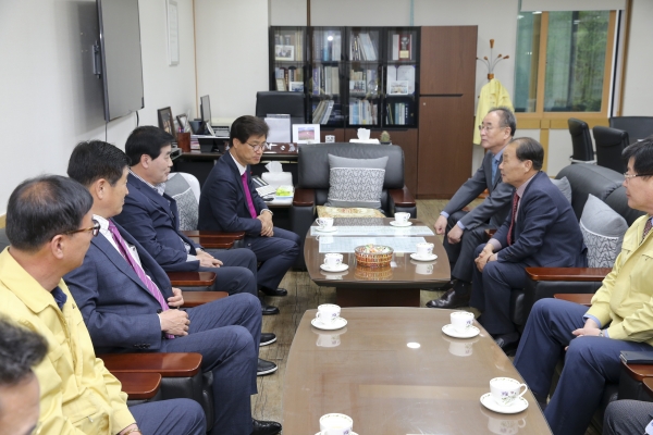 제21대 국회의원 선거에 당선된 김영식 당선자 의장실 방문